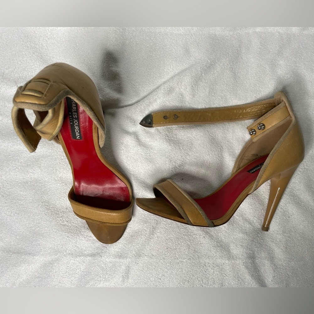 Tan leather heel with suede trim